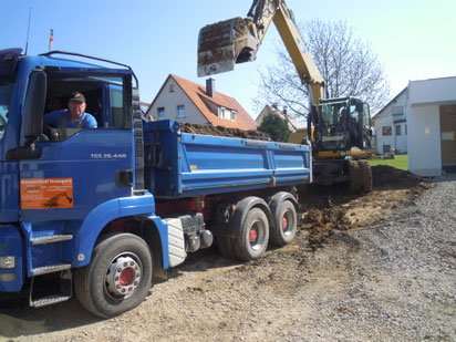 Baggerarbeiten mit LKW auf einer Baustelle in Nordhessen