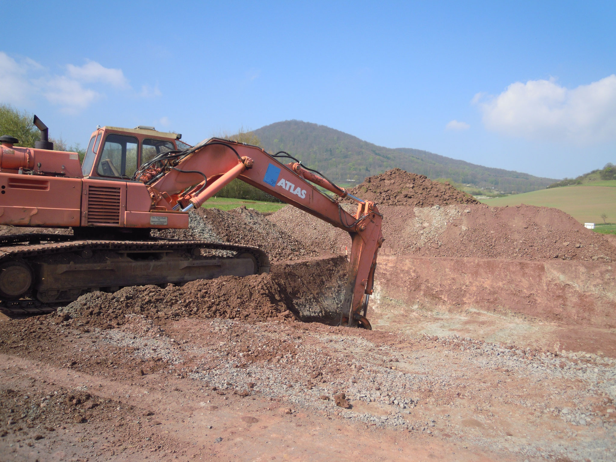 Bagger bei Erdarbeiten auf einer Baustelle