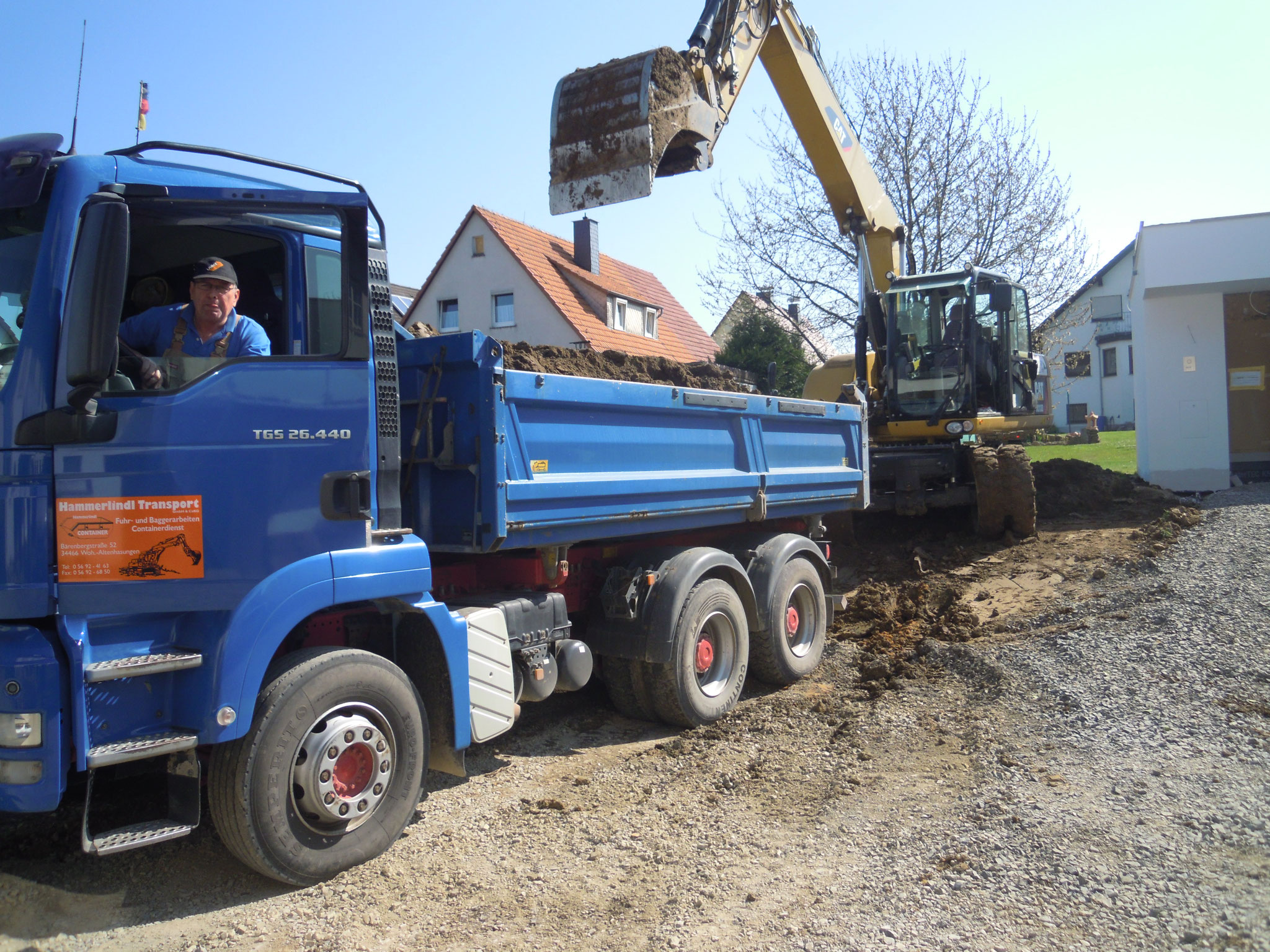 Bagger lädt Bauschutt auf einen Hammerlindl LKW