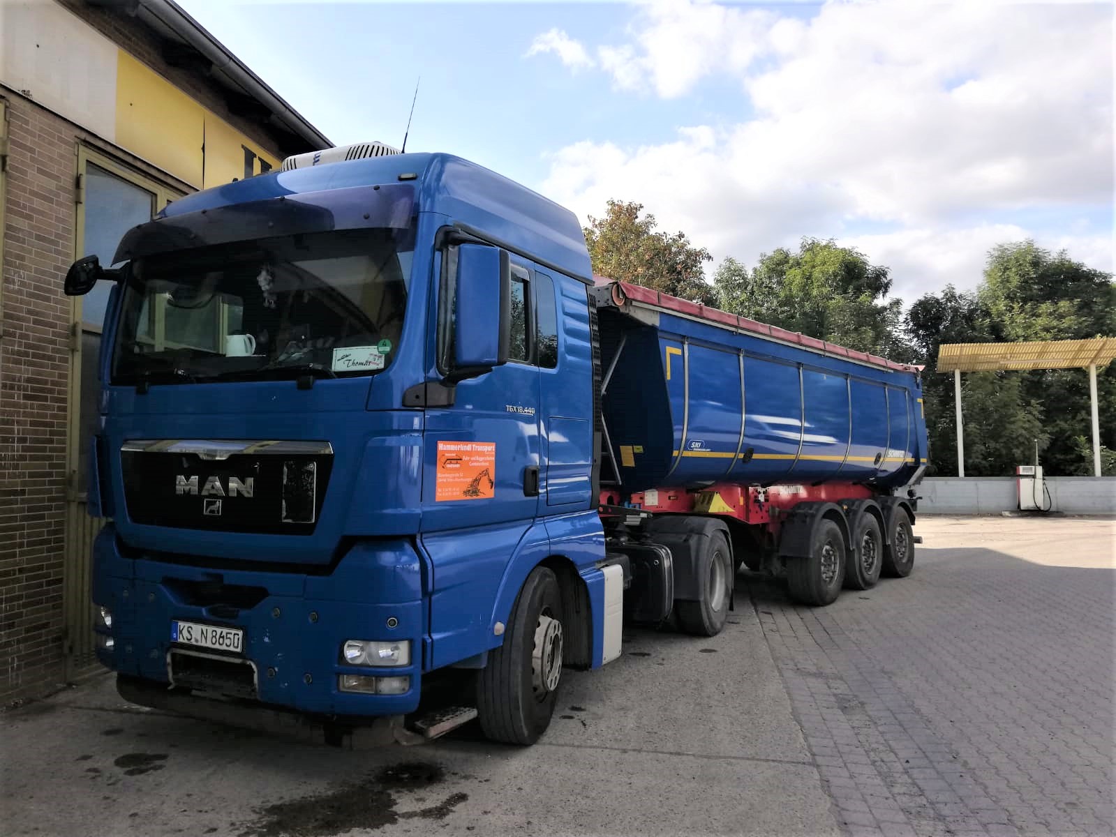 Blauer Hammerlindl Sattelzug für Schüttguttransporte