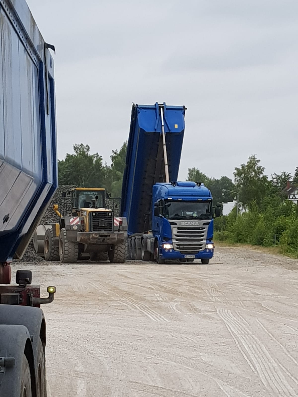 Hammerlindl LKW beim Abkippen von Schüttgut