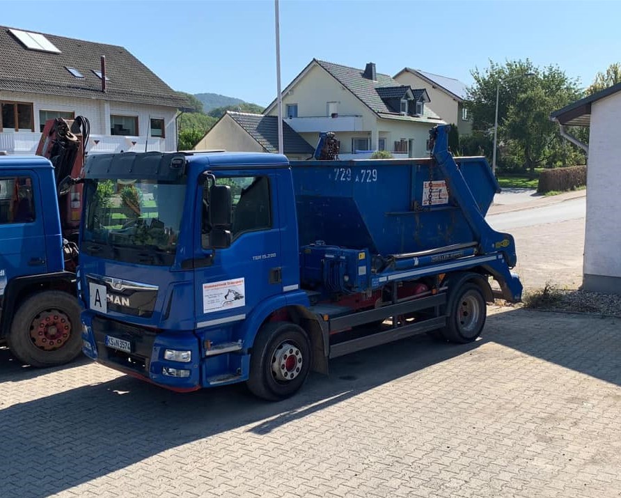 Blauer Hammerlindl Container-LKW mit Abrollcontainer