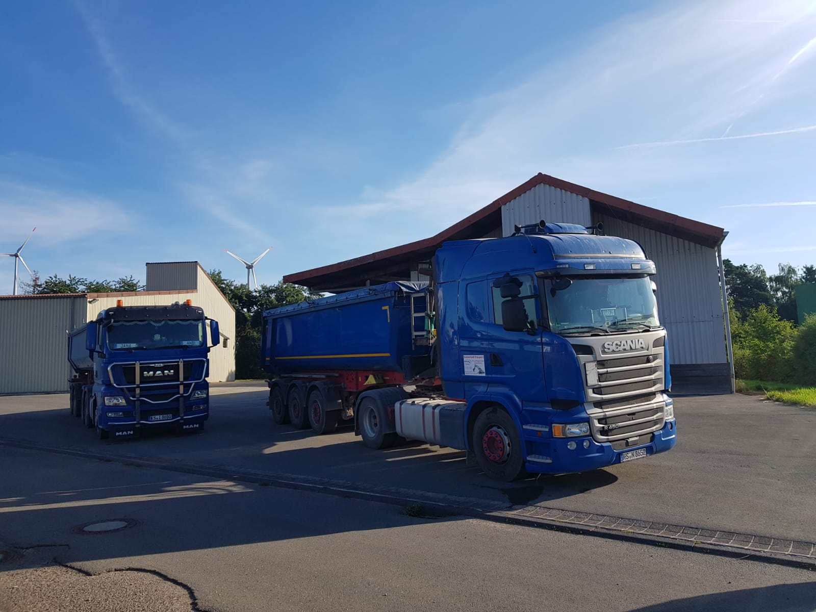 Zwei blaue Hammerlindl LKW auf dem Betriebshof