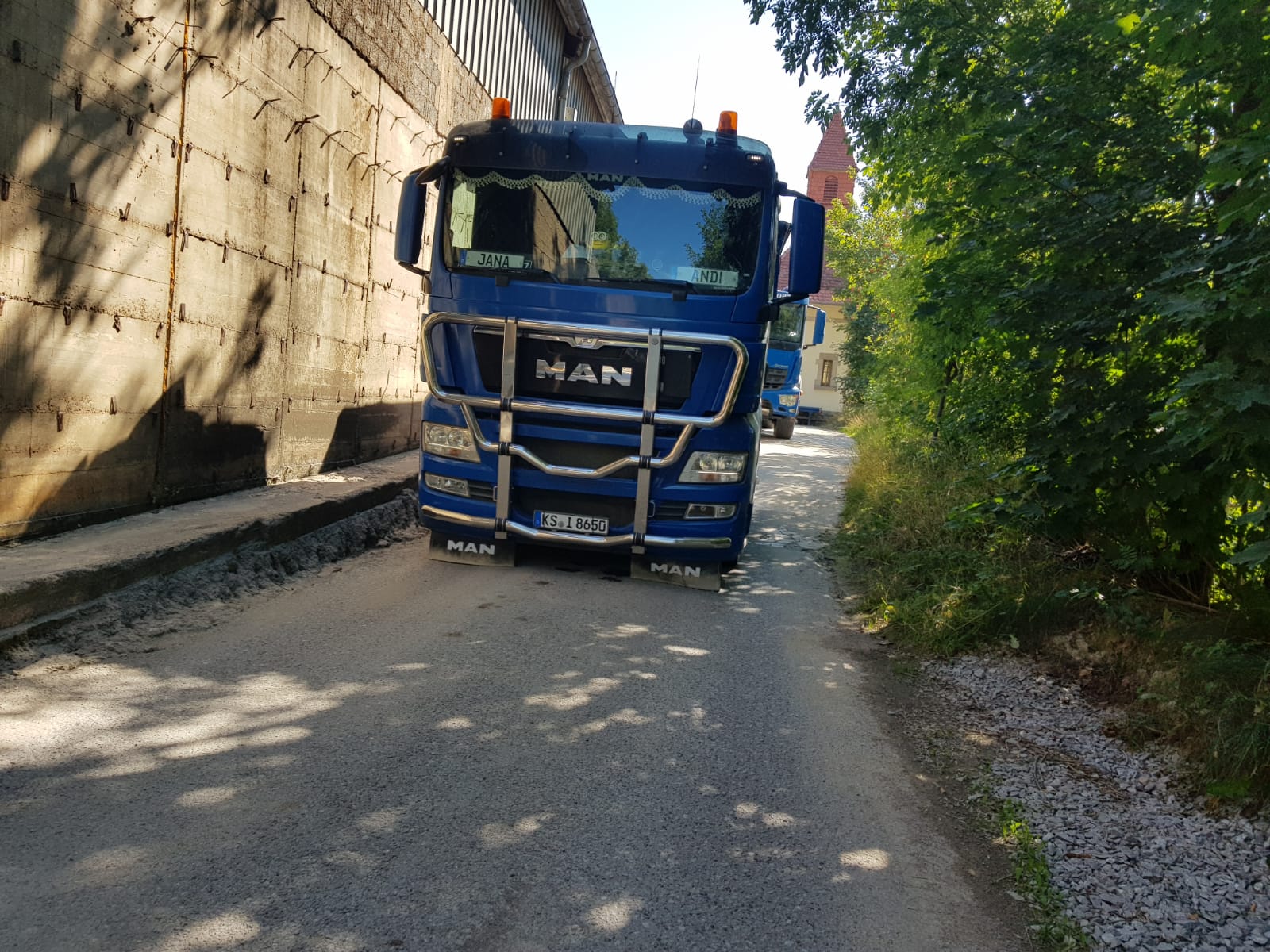 Hammerlindl LKW auf einem schmalen Baustellenweg